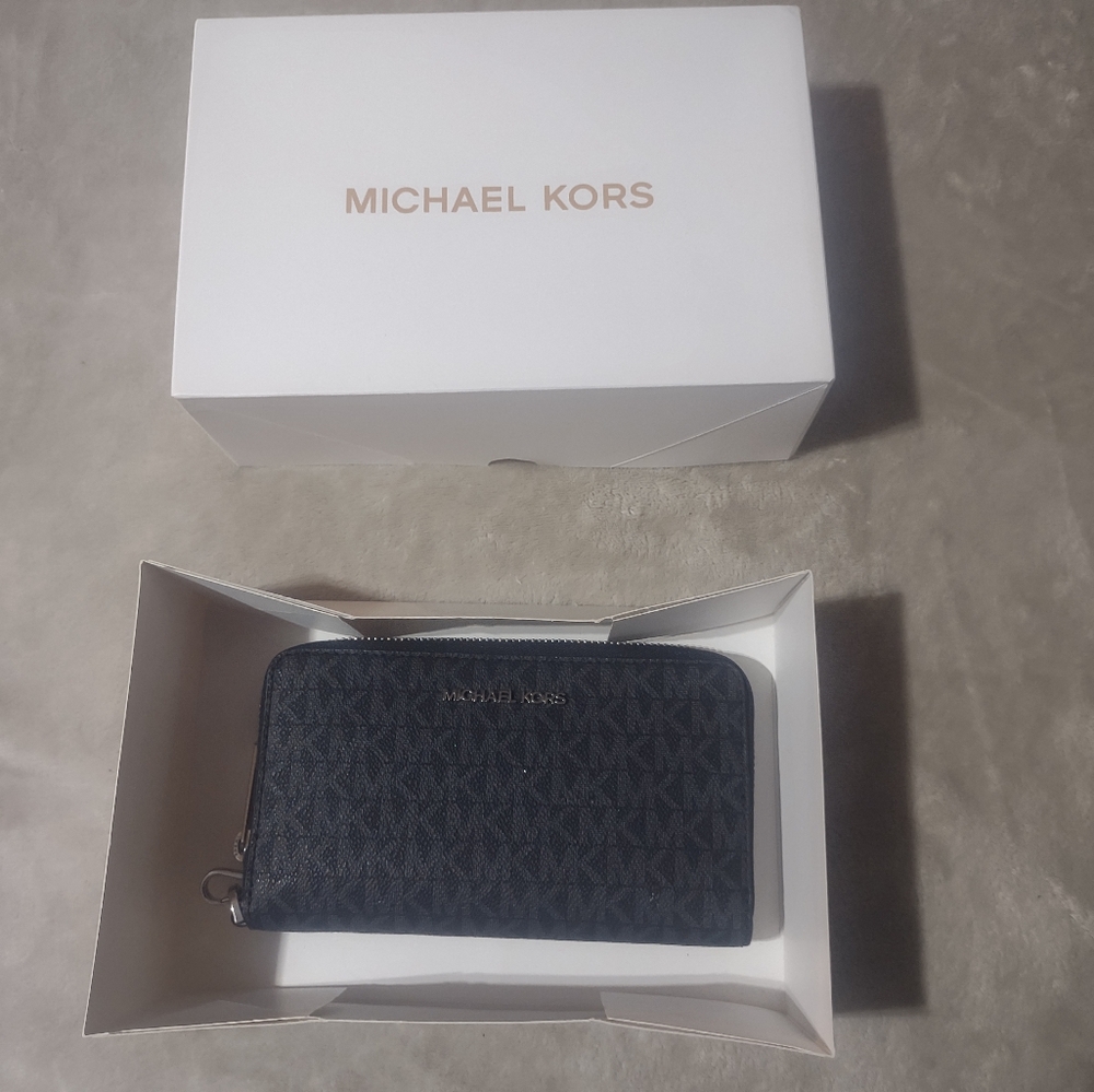 Michael Kors ID and Credit card hand pouch